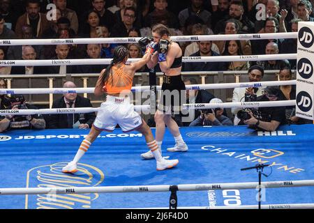 Katie Taylor aus Irland in schwarzen Kämpfen Amanda Serrano aus Purto Rico (lebt derzeit in Brooklyn, NY) wurde am 30. April 2022 bei der MSG in New York an der Spitze eines orangenen Leichtgewichts für die unangefochtene Weltmeisterschaft bestritten. Katie Taylor gewann durch eine getrennte Entscheidung der Richter. (Foto von Lev Radin/Sipa USA) Stockfoto