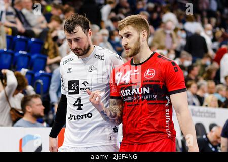 01. Mai 2022, Schleswig-Holstein, Kiel: Handball: Bundesliga, THW Kiel - MT Melsungen, Matchday 28, Wunderino Arena. Kiels Domagoj Duvnjak (l) und Melsungs Domagoj Pavlovic sprechen. Foto: Frank Molter/dpa Stockfoto