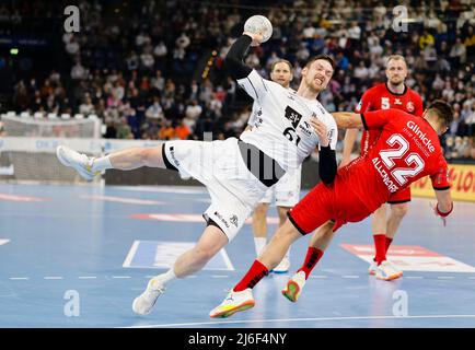 01. Mai 2022, Schleswig-Holstein, Kiel: Handball: Bundesliga, THW Kiel - MT Melsungen, Matchday 28, Wunderino Arena. Der Kieler Hendrik Pekeler (l) bekommt das bessere von Melsungen's Michael Allendorf. Foto: Frank Molter/dpa Stockfoto