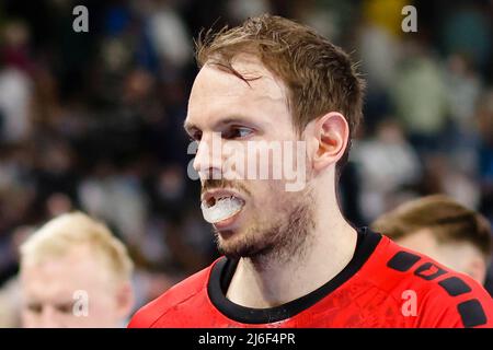 01. Mai 2022, Schleswig-Holstein, Kiel: Handball: Bundesliga, THW Kiel - MT Melsungen, Matchday 28, Wunderino Arena. Melsungen's Kai Häfner geht mit einem Mundschutz über das Feld. Foto: Frank Molter/dpa Stockfoto