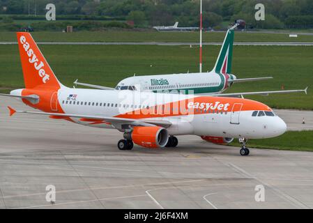 London Southend Airport, Essex, Großbritannien. 1.. Mai 2022. Der Flughafen in der neuen Stadt Southend on Sea ist seit dem endgültigen Rückzug von Ryanair im Oktober 2021 ohne Passagierflüge. Verursacht durch den Rückgang der Flugreisen während der COVID-Pandemie. EasyJet war seit seiner Ankunft im Jahr 2012 der Hauptbetreiber des Flughafens, zog jedoch im August 2020 alle Dienste zurück. Die Fluggesellschaft ist heute für den ersten der geplanten 12 wöchentlichen Linienflüge zu europäischen Zielen zurückgekehrt. Die heutige Ankunft (Bild) von Palma de Mallorca und die Rückkehr war die erste Route, die bedient wurde. Rolling in Stockfoto