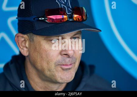 April 30 2022: Der New Yorker Manager Aaron Boone (17) vor dem Spiel mit den New York Yankees und den Kansas City Royals fand im Kauffman Stadium in Kansas City Mo. David Seelig/Cal Sport Medi statt Stockfoto