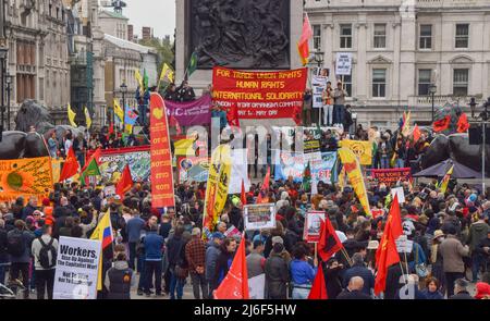 London, Großbritannien. 1. Mai 2022. Demonstranten am 1. Mai auf dem Trafalgar Square. Verschiedene Gewerkschaften und Gruppen marschierten in Solidarität mit den Arbeitern und für Gewerkschaftsrechte und Menschenrechte durch das Zentrum Londons. Kredit: Vuk Valcic/Alamy Live Nachrichten Stockfoto