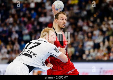 01. Mai 2022, Schleswig-Holstein, Kiel: Handball: Bundesliga, THW Kiel - MT Melsungen, Matchday 28, Wunderino Arena. Kieler Patrick Wiencek (l.) und Melsungen's Kai Häfner kämpfen um den Ball. Foto: Frank Molter/dpa Stockfoto