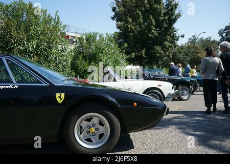 Oldtimer vor dem historischen Rennen in Posillipo, Neapel, Italien 2022 - Circuito storico Posillipo - Ferrari Stockfoto