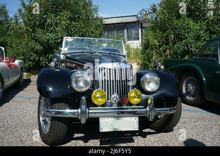 Oldtimer vor dem historischen Rennen in Posillipo, Neapel, Italien 2022 - Circuito storico Posillipo - MG Stockfoto