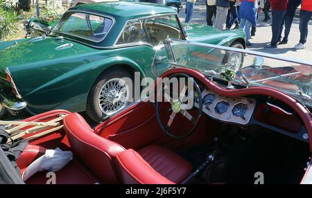 Oldtimer vor dem historischen Rennen in Posillipo, Neapel, Italien 2022 - Circuito storico Posillipo - MG Classic und Triumph Vitesse Sport Stockfoto