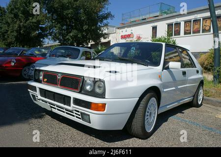 Oldtimer vor dem historischen Rennen in Posillipo, Neapel, Italien 2022 - Circuito storico Posillipo - Lancia Delta Stockfoto