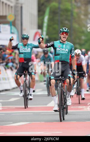 01. Mai 2022, Hessen, Frankfurt/Main: Radfahren: UCI WorldTour - Eschborn - Frankfurt (185 km). Sam Bennett aus Irland vom Team Bora - hansgrohe jubelt nach seinem Sieg. Foto: Sebastian Gollnow/dpa Stockfoto