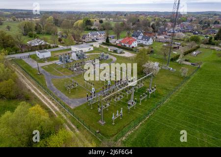 Ein Transformatorenwerk für Strom versorgt eine kleine Stadt Stockfoto