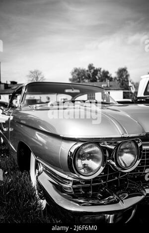 Ein amerikanischer Musclecar in schwarz-weiß Stockfoto