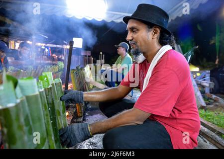 1. Mai 2022: Ein Mann bereitet "Lemang" zu, ein traditionelles Essen aus klejeweiligem Reis und Kokosnuss, das vor der Eid-al-Fitr-Feier in Seremban, Negeri Sembilan, Malaysia, in einem ausgehöhlten Bambusrohr gekocht wird. (Bild: © Fuad Nizam/ZUMA Press Wire) Stockfoto