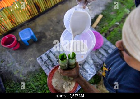 1. Mai 2022: Ein Mann bereitet "Lemang" zu, ein traditionelles Essen aus klejeweiligem Reis und Kokosnuss, das vor der Eid-al-Fitr-Feier in Seremban, Negeri Sembilan, Malaysia, in einem ausgehöhlten Bambusrohr gekocht wird. (Bild: © Fuad Nizam/ZUMA Press Wire) Stockfoto