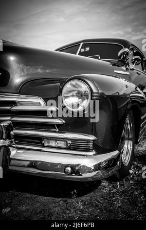 Ein amerikanischer Musclecar in schwarz-weiß Stockfoto