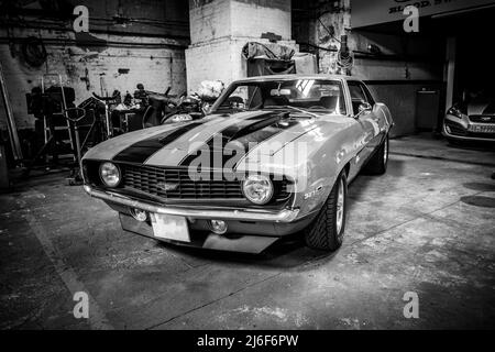 Ein amerikanischer Musclecar in schwarz-weiß Stockfoto