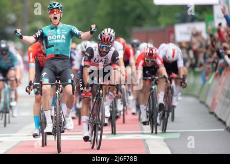 01. Mai 2022, Hessen, Frankfurt/Main: Radfahren: UCI WorldTour - Eschborn - Frankfurt (185 km). Sam Bennett (l) aus Irland vom Team Bora - hansgrohe,jubelt nach seinem Sieg. Neben ihm überquert Fernando Gaviria (r) aus Kolumbien vom Team UAE Team Emirates die Ziellinie auf dem zweiten Platz. Foto: Sebastian Gollnow/dpa Stockfoto