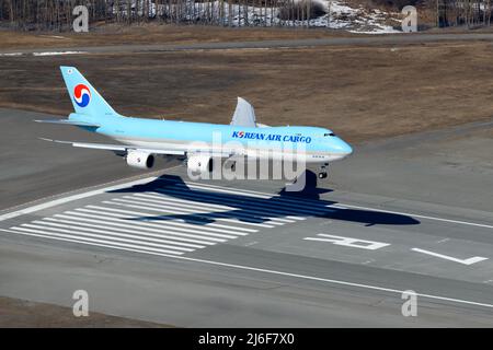 Koreanische Luftfracht Boeing 747 Landung. Flugzeug 747-8F fliegende Fracht. Frachtflugzeug der KoreanAir Cargo Ankunft. Stockfoto