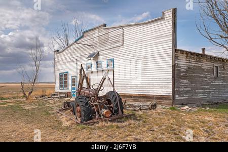 Verlassene Holzgaragengebäude im Dorf Queenstown, Alberta, Kanada Stockfoto