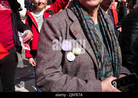 Protestierenden winken die Fahnen der kommunistischen Partei und halten Schilder auf, während sie an der jährlichen Demonstration zum 1. Mai (Tag der Arbeit) anlässlich des internationalen Tages der Arbeiter am Place de la Republique in Paris am 1. Mai 2022 teilnehmen. Foto von Quentin Veuillet/ABACAPRESS.COM Stockfoto