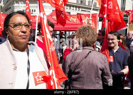 Protestierenden winken die Fahnen der kommunistischen Partei und halten Schilder auf, während sie an der jährlichen Demonstration zum 1. Mai (Tag der Arbeit) anlässlich des internationalen Tages der Arbeiter am Place de la Republique in Paris am 1. Mai 2022 teilnehmen. Foto von Quentin Veuillet/ABACAPRESS.COM Stockfoto