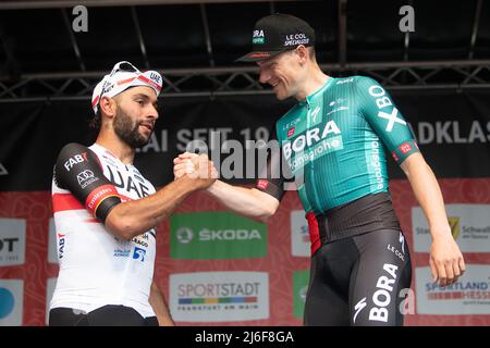 01. Mai 2022, Hessen, Frankfurt/Main: Radfahren: UCI WorldTour - Eschborn - Frankfurt (185 km). Der Vizemeister Fernando Gaviria (l) aus Kolumbien vom Team UAE Team Emirates gratuliert dem Gewinner Sam Bennett aus Irland vom Team Bora - hansgrohe während der Preisverleihung. Foto: Sebastian Gollnow/dpa Stockfoto