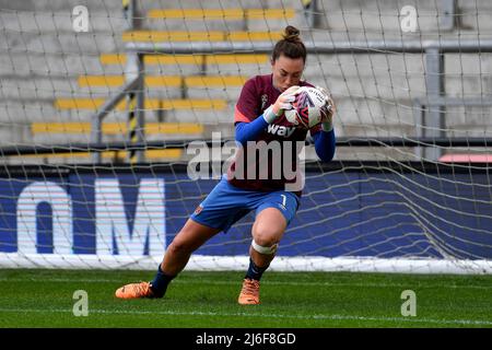 LEIGH, GROSSBRITANNIEN. MAI 2. Mackenzie Arnold vom West Ham United Women Football Club macht sich während des Barclays FA Women's Super League-Spiels zwischen Manchester United und West Ham United am Montag, 2.. Mai 2022, im Leigh Sports Stadium in Leigh auf den Vortag. (Kredit: Eddie Garvey | MI Nachrichten) Kredit: MI Nachrichten & Sport /Alamy Live Nachrichten Stockfoto