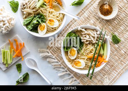 Draufsicht auf zwei Schüsseln vietnamesischer Pho-Suppe, fertig zum Essen. Stockfoto