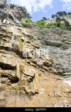 Schöne Aussicht auf den Uchan-su Wasserfall, der vom hohen Felsberg Aj-Petri auf der Krim, Russland in der Nähe von Jalta fällt Stockfoto