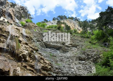 Schöne Aussicht auf den Uchan-su Wasserfall, der vom hohen Felsberg Aj-Petri auf der Krim, Russland in der Nähe von Jalta fällt Stockfoto