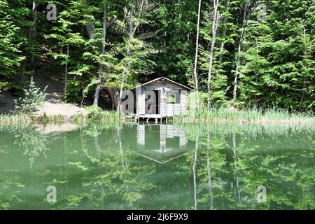 Hölzerne Laube am Ufer eines Bergwaldsees an der Straße nach Ai-Petri Stockfoto