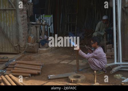 30. April 2022, Lahore, Punjab, Pakistan: Pakistanische Arbeiter sind während der hohen Temperaturen im Monat Ramadan mit Routinearbeiten an ihrem Arbeitsplatz beschäftigt, um vor dem 1.. Mai-Arbeitstag in Lahore tägliche Löhne für den Lebensunterhalt ihrer Familien zu verdienen. 1.. Mai der Tag der Arbeit wird mit dem öffentlichen Feiertag in mehr als 80 Ländern auf der ganzen Welt gedenken, um die Errungenschaften der Arbeiterbewegung zu würdigen der Tag der Arbeit wird am 1.. Mai weltweit begangen, um die Beiträge zu ehren, die Arbeiter zur Stärke leisten, Wohlstand, Gesetze und Wohlergehen des Landes. (Credit Ima Stockfoto