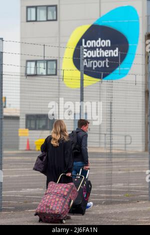 London Southend Airport, Essex, Großbritannien. 1.. Mai 2022. Der Flughafen in der neuen Stadt Southend on Sea ist seit dem endgültigen Rückzug von Ryanair im Oktober 2021 ohne Passagierflüge. Verursacht durch den Rückgang der Flugreisen während der COVID-Pandemie. EasyJet war seit seiner Ankunft im Jahr 2012 der Hauptbetreiber des Flughafens, zog jedoch im August 2020 alle Dienste zurück. Die Fluggesellschaft ist heute für den ersten der geplanten 12 wöchentlichen Linienflüge zu europäischen Zielen zurückgekehrt. Die heutige Ankunft von Palma de Mallorca und die Rückkehr waren die erste Route. Passagiere, die am Flughafen ankommen Stockfoto