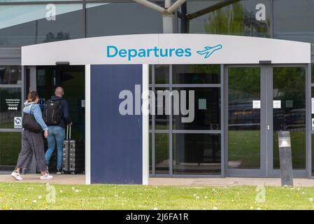 London Southend Airport, Essex, Großbritannien. 1.. Mai 2022. Der Flughafen in der neuen Stadt Southend on Sea ist seit dem endgültigen Rückzug von Ryanair im Oktober 2021 ohne Passagierflüge. Verursacht durch den Rückgang der Flugreisen während der COVID-Pandemie. EasyJet war seit seiner Ankunft im Jahr 2012 der Hauptbetreiber des Flughafens, zog jedoch im August 2020 alle Dienste zurück. Die Fluggesellschaft ist heute für den ersten der geplanten 12 wöchentlichen Linienflüge zu europäischen Zielen zurückgekehrt. Die heutige Ankunft von Palma de Mallorca und die Rückkehr waren die erste Route. Passagiere, die am Flughafen ankommen Stockfoto