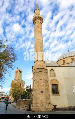 Der Uhrenturm SAAT Kulesi und die Tekeli-Mehmet-Pascha-Moschee in Kaleici, der historischen Altstadt von Antalya Stockfoto