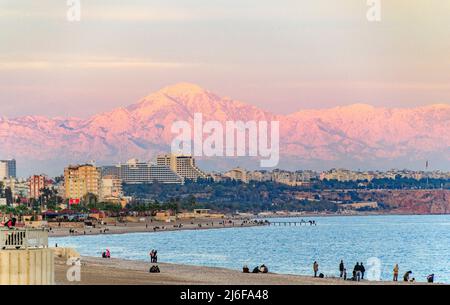 Alpine Glow in den schneebedeckten Gipfeln des Taurusgebirges vom Strand Konyaalti aus gesehen Stockfoto