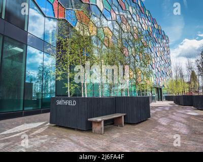 Farbenfrohe Architekturfassade im Smithfield Business Center im Herzen von Stoke on Trent neben dem Potteries Museum und der Kunstgalerie Stockfoto