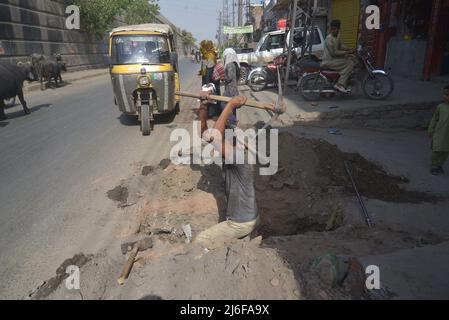 30. April 2022, Lahore, Punjab, Pakistan: Pakistanische Arbeiter sind während der hohen Temperaturen im Monat Ramadan mit Routinearbeiten an ihrem Arbeitsplatz beschäftigt, um vor dem 1.. Mai-Arbeitstag in Lahore tägliche Löhne für den Lebensunterhalt ihrer Familien zu verdienen. 1.. Mai der Tag der Arbeit wird mit dem öffentlichen Feiertag in mehr als 80 Ländern auf der ganzen Welt gedenken, um die Errungenschaften der Arbeiterbewegung zu würdigen der Tag der Arbeit wird am 1.. Mai weltweit begangen, um die Beiträge zu ehren, die Arbeiter zur Stärke leisten, Wohlstand, Gesetze und Wohlergehen des Landes. (Credit Ima Stockfoto