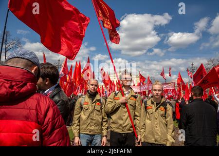 Moskau, Russland. 1.. Mai 2022. Junge Komsomolmitglieder nehmen an einer Kundgebung der Anhänger der Kommunistischen Partei Russlands zum Internationalen Arbeitertag auf dem Teatralnaja-Platz im Zentrum von Moskau, Russland, Teil. Quelle: Nikolay Vinokurov/Alamy Live News Stockfoto