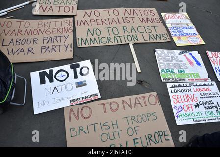 Trafalgar Square, London, Großbritannien. 1. Mai 2022. Die Menschen versammeln sich zur Kundgebung am 1. Mai auf dem Trafalgar Square. Kredit: Matthew Chattle/Alamy Live Nachrichten Stockfoto