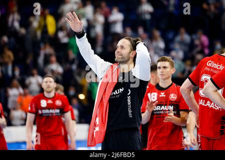 01. Mai 2022, Schleswig-Holstein, Kiel: Handball: Bundesliga, THW Kiel - MT Melsungen, Matchday 28, Wunderino Arena. Melsungen-Torhüter Silvio Heinevetter (M) winkt der Menge zu. Foto: Frank Molter/dpa Stockfoto