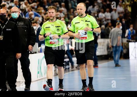 01. Mai 2022, Schleswig-Holstein, Kiel: Handball: Bundesliga, THW Kiel - MT Melsungen, Matchday 28, Wunderino Arena. Schiedsrichter Marijo Zupanovic (r) und Schiedsrichter Martin Thone verlassen die Arena. Foto: Frank Molter/dpa Stockfoto