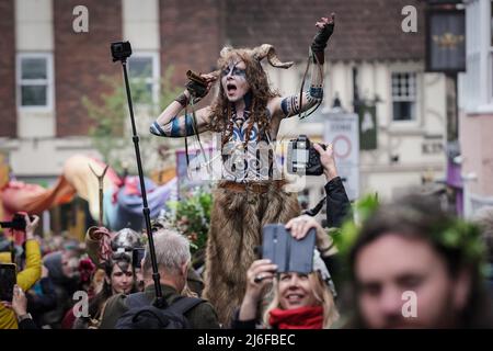 Beltane feiert am 1. Mai in Glastonbury als Teil einer heidnischen Tradition, um den kommenden Sommer zu feiern. Somerset, Großbritannien Stockfoto