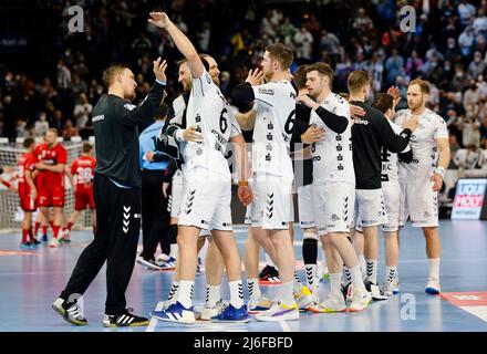 01. Mai 2022, Schleswig-Holstein, Kiel: Handball: Bundesliga, THW Kiel - MT Melsungen, Matchday 28, Wunderino Arena. Die Kieler Spieler feiern den Heimsieg gegen Melsungen. Foto: Frank Molter/dpa Stockfoto