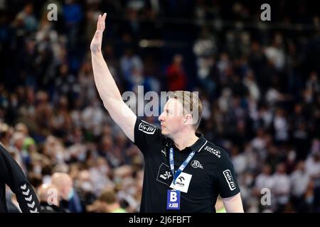 01. Mai 2022, Schleswig-Holstein, Kiel: Handball: Bundesliga, THW Kiel - MT Melsungen, Matchday 28, Wunderino Arena. Kiels Trainer Filip Jicha winkt dem Publikum zu. Foto: Frank Molter/dpa Stockfoto