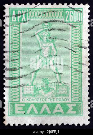 GRIECHENLAND - UM 1950: Eine in Griechenland gedruckte Briefmarke zeigt Koloss von Rhodos, Statue des griechischen Titan-gottes, eines der sieben Wunder der Antike,