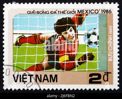 VIETNAM - UM 1985: Eine in Vietnam gedruckte Marke zeigt Torhüter in Aktion, WM 1986, Mexiko-Stadt, um 1985 Stockfoto