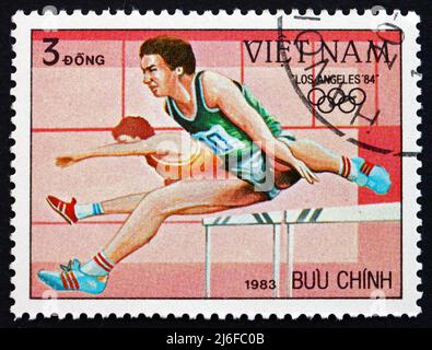 VIETNAM - UM 1983: Eine in Vietnam gedruckte Marke zeigt Hürden, Olympische Sommerspiele 1984, Los Angeles, um 1983 Stockfoto