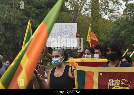 Colombo, Sri Lanka. 30.. April 2022. Ehemalige Studenten führender Schulen in Colombo hielten eine Protestkundgebung ab, in der der sofortige Rücktritt des Präsidenten, des Premierministers und der Regierung gefordert wurde. Die Mehrheit der Menschen, die an dem Protest beteiligt waren, waren ältere Bürger. Die Protestkundgebung begann im Viharamahadevi Park und endete in Galle Face Green. Kredit: Majority World CIC/Alamy Live Nachrichten Stockfoto