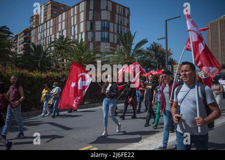 Demonstranten werden während der Demonstration zum Tag der Arbeit mit kommunistischen Parteiflaggen gesehen. Tausende von Menschen, die von der Allgemeinen Arbeitergewerkschaft (UGT) und der Gewerkschaft „Comisiones Obreras“ (CCOO) in Malaga gerufen wurden, veranstalteten unter dem Motto: „1. Mai die Lösung“ eine landesweite Demonstration für die Arbeitnehmerrechte und menschenwürdige Beschäftigung. (Foto von Jesus Merida / SOPA Images/Sipa USA) Stockfoto