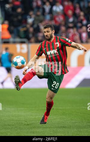 30. April 2022, Bayern, Augsburg: Fußball: Bundesliga, FC Augsburg - 1. FC Köln, Matchday 32, WWK Arena. Daniel Caligiuri aus Augsburg spielt den Ball. Foto: Matthias Balk/dpa - WICHTIGER HINWEIS: Gemäß den Anforderungen der DFL Deutsche Fußball Liga und des DFB Deutscher Fußball-Bund ist es untersagt, im Stadion und/oder vom Spiel aufgenommene Fotos in Form von Sequenzbildern und/oder videoähnlichen Fotoserien zu verwenden oder zu verwenden. Stockfoto